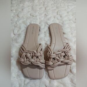 New Marc Fisher Womens Size 9.5 M Lartie Slip On Casual Flat Sandals Tan